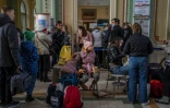 Des réfugiés ukrainiens à la gare de Przemysl, le 26 mars 2022 en Pologne