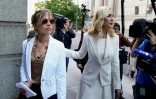 Annie Farmer (à gauche) et son avocate Sigrid McCawley arrivent le 28 juin 2022 au tribunal fédéral de Manhattan, à New York, pour le prononcé de la peine contre Ghislaine Maxwell reconnue coupable fin 2021 de trafic sexuel de jeunes filles pour le compte du financier décédé Jeffrey Epstein