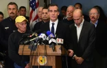 Eric Garcetti (c), maire de Los Angeles, s'adresse à la presse au siège du rectorat, le 15 décembre 2015 à Los Angeles