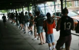 Des personnes patientent pour recevoir le vaccin contre la variole du singe, dans le quartier de Brooklyn à New York, le 17 juillet 2022