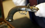 Présentation d'un des deux pistolets ayant appartenu à Napoléon Ier avant leur vente aux enchères, le 18 juin 2024 à Fontainebleau 