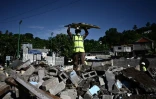Démolition des cases en tôle du bidonville Talus 2, le 22 mai 2023 à Mayotte