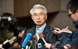 Junichiro Hironaka, avocat japonais de Carlos Ghosn, parle aux journalistes devant son bureau à Tokyo, le 31 décembre 2019
