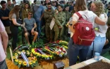 Des proches se recueillent sur la dépouille du soldat israélien Eitan Itzhak Oster, tué dans des combats avec le Hezbollah, lors de ses obsèques à Jérusalem le 2 octobre 2024