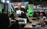 Des journalistes suivent le discours du président palestinien Mahmoud Abbas au centre des médias, lors de l'ouverture du sommet d'urgence arabo-islamique à Doha, le 15 septembre 2025 au Qatar