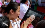 Kongbrailatpam Gitanjali Sharma, sœur d'une membre d'équipage du vol AI171 d'Air India, pleure en caressant son portrait lors de la cérémonie funéraire à Imphal le 22 juin 2022