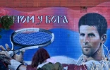Un portrait géant représentant Novak Djokovic sur un mur dans une rue de Belgrade en Serbie, le 16 janvier 2022