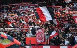 Une tribune de supporters nçois lors du match contre Saint-Etienne, le 11 mai 2022 à Nice 