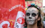 Des personnels hosptaliers manifestent place Montparnasse à Paris le 6 juin 2019