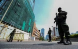 Des soldats sri-lankais à un barrage dans la capitale Colombo le 11 mai 2022