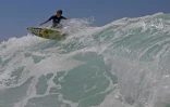 Rickson Falcao, 10 ans, surfe sur une vague au large de Saquarema, dans l'Etat de Rio, au Brésil, le 29 novembre 2017