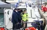 Un jeune routier bélarusse (C, veste jaune) retrouvé vivant dans le ferry en feu Euroferry Olympia, est ramené le 20 février 2022 par les garde-côtes grecs au port de l'île grecque de Corfou