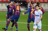 Lionel Messi (g) fêté par ses coéquipiers après avoir marqué son 643e but pour le Barça contre Valence, le 19 décembre 2020 au Camp Nou de Barcelone