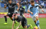 Les défenseurs allemand et polonais de la Sampdoria, Julian Chabot (c) et Bartosz Bereszynski (g), tentent d'arrêter l'attaquant de la Lazio, Ciro Immobile, lors du match de Serie A, à Rome, le 18 janvier 2020