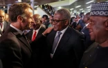 Le président français Emmanuel Macron (g) salue l'homme d'affaires nigérian Aliko Dangote (c), l'homme le plus riche d'Afrique, lors du sommet Africa Forward à Nairobi, au Kenya, le 11 mai 2026