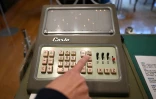 Un guide fait une démonstration sur une calculatrice Casio 14-A, le 25 novembre 2025 au musée Toshio Kashio à Tokyo
