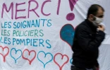 Une affiche géante pour remercier les soignants, policiers et pompiers, dans les rues de Paris le 21 mars 2020