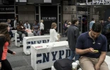 Des piétons marchent devant des blocs de béton à New York le 5 juin 2017