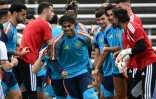 A l'entraînement lundi, les joueurs de l'Espagne font une haie d'honneur à Lamine Yamal, qui fêtait ses 19 ans le 13 juillet.