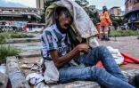 Un toxicomane fume du crack dans le centre-ville de Medellin, en Colombie, le 1er mars 2022