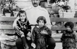Reza Khan Pahlavi Chah (c) avec ses enfants, Mohammad Reza (g), la princesse Schams (c) et la princesse Ashraf Pahlavi (d), en 1928