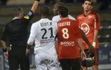 Le défenseur lorientais François Bellugou (d), exclu lors du match face à Montpellier au stade du Moustoir, le 6 février 2016