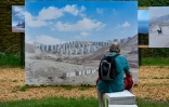 Un homme regarde un cliché du photographe iranien Hashem Shakeri, exposé le 3 juin 2022 à La Gacilly (Morbihan) dans le cadre de la 19e édition du festival photo en plein air de la commune