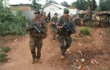 Des soldats français de la force Sangaris en patrouille le 25 septembre 2015 à Sibut au nord de Bangui
