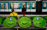 Des autocollants "Pour votre santé, laissez ce siège libre" dans une station de métro, le 29 avril 2020 à Paris