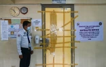 Un membre de la sécurité devant une pièce renfermant des bulletins de vote à la veille d'un scrutin présidentiel aux Philippines, le 8 mai 2022 à Manille
