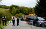 Des gendarmes bloquent l'accès à une route d'Issancourt-et-Rumel, dans les Ardennes, le 10 octobre 2022, lors de recherches pour tenter de retrouver le corps d'Estelle Mouzin