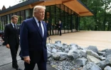 Le président américain Donald Trump (au centre) arrive aux côtés du président français Emmanuel Macron avant la prise d'une photo de groupe lors d'un dîner de gala organisé dans le cadre du G7, à Evian, en Haute-Savoie, le 16 juin 2026