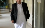 Qamar Nadeem, avocat du médecin pakistanais Shakeel Afridi, qui aida la CIA à localiser Oussama Ben Laden, le 15 avril 2016 à Peshawar, au Pakistan