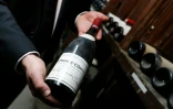 Une bouteille de Romanée-Conti 1989, estimée entre 6.000 et 7.000 euros, présentée avant sa mise aux enchères à Paris, le 12 mai 2014