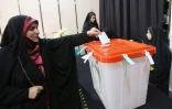 Une Iranienne met son bulletin dans l'urne dans un bureau de vote à Qarchak Varamin, au sud-ouest de Téhéran, le 5 juillet 2024
