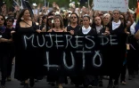 Des femmes vêtues de noir en signe de deuil pour les vingt morts survenues en deux semaines de conflit social, le 1er novembre 2019 à Santiago du Chili