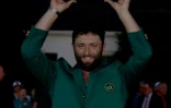 L'Espagnol Jon Rahm pose avec son trophée et son blazer vert après sa victoire au Masters d'Augusta, le 9 avril 2023