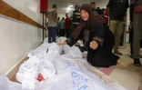 Une Palestinienne pleure devant le corps d'un proche tué dans les frappes israéliennes à Jabalia, le 14 mai 2025