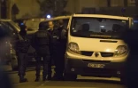 Des policiers et des démineurs près d'un immeuble lors de perquisitions menées à Argenteuil (banlieue nord de Paris), le 24 mars 2016