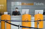 Une employée de la Lufthansa à un comptoir de vente de billets, le 3 juin 2020 à l'aéroport de Munich