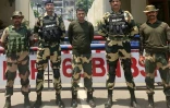 Photo prise et diffusée le 14 mai 2025 par la Force de sécurité des frontières indienne (BSF) montrant le soldat indien de la BSF, Purnam Kumar Shaw (c), après avoir été remis à l'Inde, au poste frontière indo-pakistanais de Wagah, près d'Amritsar