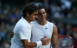 Rafael Nadal félicité par Roger Federer après leur finale épique à Wimbledon, le 6 juillet 2008