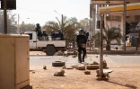 Des policiers enlèvent les barricades installées par des manifestants, le 22 janvier 2022 à Ouagadougou, au Burkina