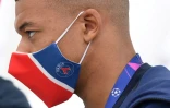 L'attaquant du PSG Kylian Mbappé quitte l'hôtel de son équipe à Lisbonne, le 20 août 2020