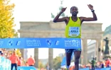 L'Ethiopien Guye Adola franchit en vainqueur la ligne d'arrivée du marathon de Berlin, le 26 septembre 2021