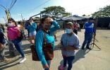 Des familles de détenus attendent des informations devant la prison de Guayaquil après des violences entre prisonniers de gangs rivaux, le 29 septembre 2021 en Equateur