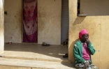 Une habitante du village des "recasés" de Foth, le 11 février 2025, déplacée par l'exploitation minière menée dans le nord du Sénégal, sur une concession accordée par l'Etat sénagalais au groupe minier français Eramet