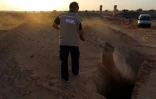Chamseddine Marzoug creuse une tombe pour des migrants morts en mer, le 12 juillet 2017 à Zarzis en Tunisie