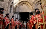 Le patriarche grec orthodoxe de Jérusalem Theophilos III lors de la cérémonie de lavement des pieds précédant Pâques devant l'église du Saint-Sepulchre à Jérusalem le 28 avril 2016