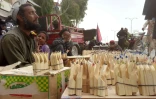 Un Afghan vend des lames destinées à inciser le pavot, le 29 avril 2016 à Naqil